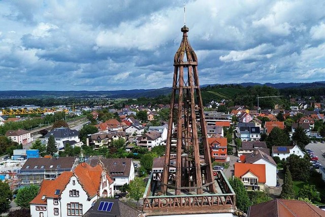 Der auffllige Turm der Kirche St. Geo...ngen zum Turm des Freiburger Mnsters.  | Foto: Johannes Mller-Bremberger