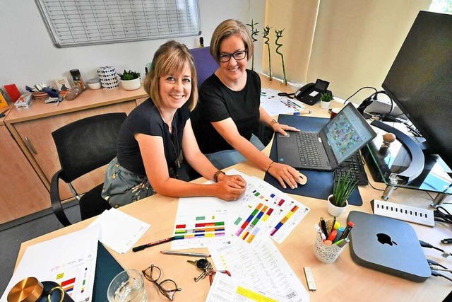 Maarit Saum (rechts) und Kathrin Reepe...undenplans fr das kommende Schuljahr.  | Foto: Markus Zimmermann