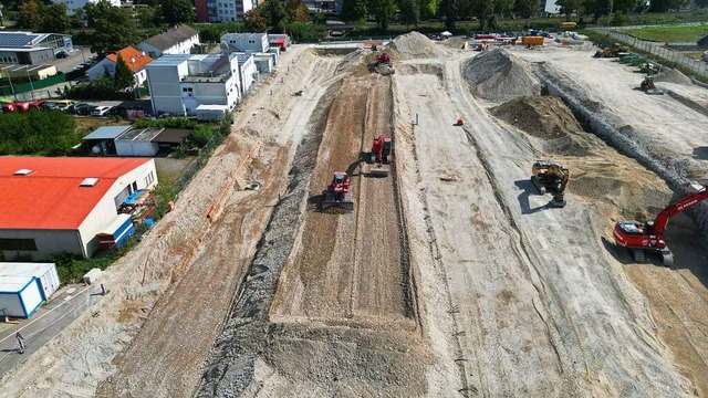 Schwere Baumaschinen verteilen das frische Erdreich.  | Foto: Pressefoto Roche