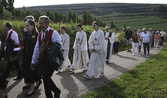 Der Prozessionszug auf dem Weg zur Eichert-Kapelle.  | Foto: Roland Vitt