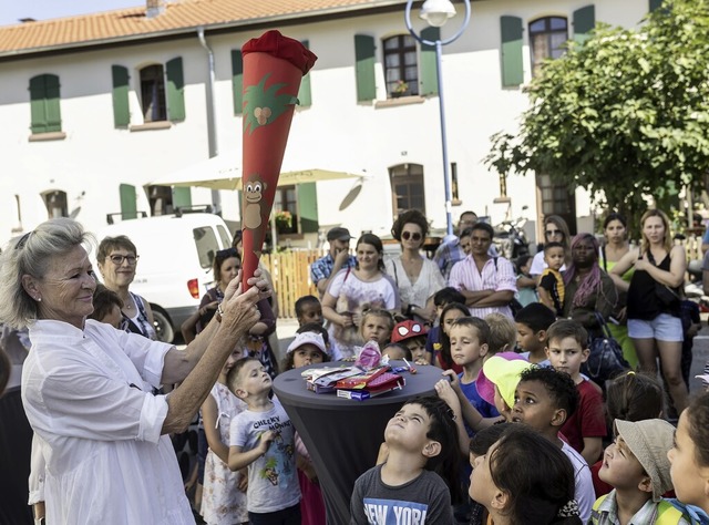 Annette Theobald  verteilte die von de...Schulstiftung gespendeten Schultten.   | Foto: Hans-Maximo Musielik