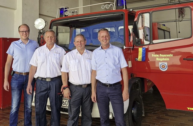 Nico Karschewski (von links), Thomas N...Kern und Pascal Weber vor dem Fahrzeug  | Foto: Gemeinde