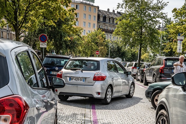 Fr 35 Euro bekommt man in Straburg, ...en lang einen Parkplatz fr sein Auto.  | Foto: Anne Telw