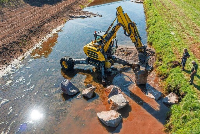 Mit einem Bagger werden derzeit die St... in der Dreisam bei Nimburg eingebaut.  | Foto: Regierungsprsidium