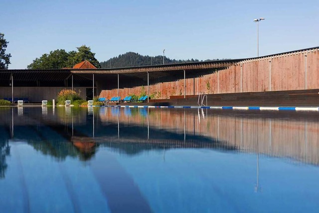 Blick ber das Schwimmerbecken auf die Liegemglichkeiten am Beckenrand  | Foto: Patrik Mller