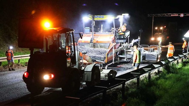 Die nchste Schicht wird geteert: Unte...Uhr morgens auf der B317 gearbeitet.    | Foto: Thomas Winckelmann