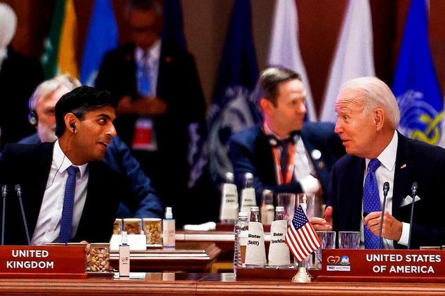 Joe Biden (r.), Prsident der USA, und... whrend einer Sitzug beim G20-Gipfel.  | Foto: EVELYN HOCKSTEIN (AFP)