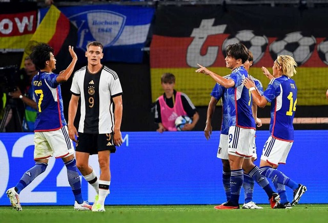 Die Japaner feiern den 4:1-Sieg gegen die DFB-Elf.  | Foto: Swen Pfrtner (dpa)