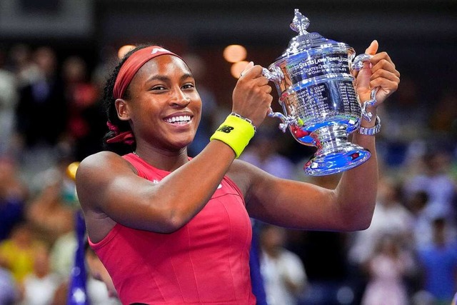 Coco Gauff hlt nach ihrem Sieg die Trophe hoch.  | Foto: Frank Franklin II (dpa)