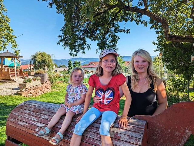 Sabina Pankratz  mit ihren Tchtern Juna und Romy (von rechts).  | Foto: Julia Becker