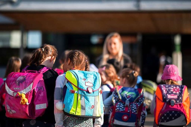 Hurra, die Schule beginnt. Statt im Fr...chulbank drcken. Ob es allen gefllt?  | Foto: Sebastian Gollnow (dpa)