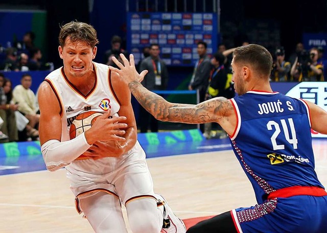 Deutschlands Moritz Wagner  und Serbiens Stefan Jovic in Aktion.  | Foto: Matthias Stickel (dpa)