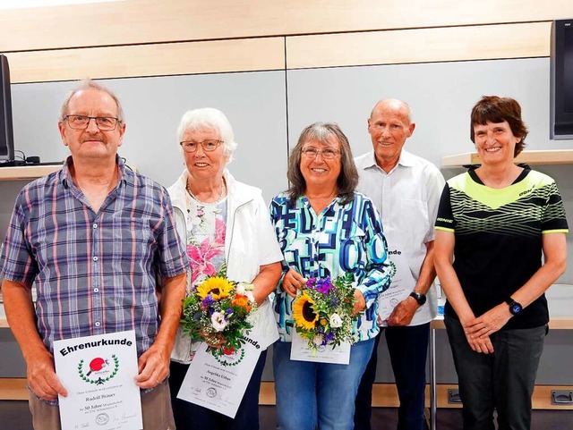 Die Vorsitzende Heidi Isele (rechts) e...Gisela Bockstaller und Rudolf Stigler.  | Foto: Eva Korinth