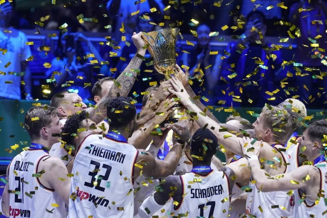 Fast ein bisschen surreal: Deutschland ist Basketball-Weltmeister.  | Foto: Michael Conroy (dpa)