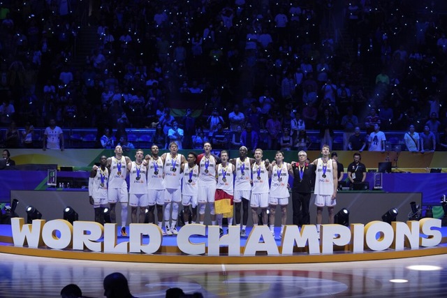 Fast ein bisschen surreal: Deutschland ist Basketball-Weltmeister.  | Foto: Michael Conroy (dpa)