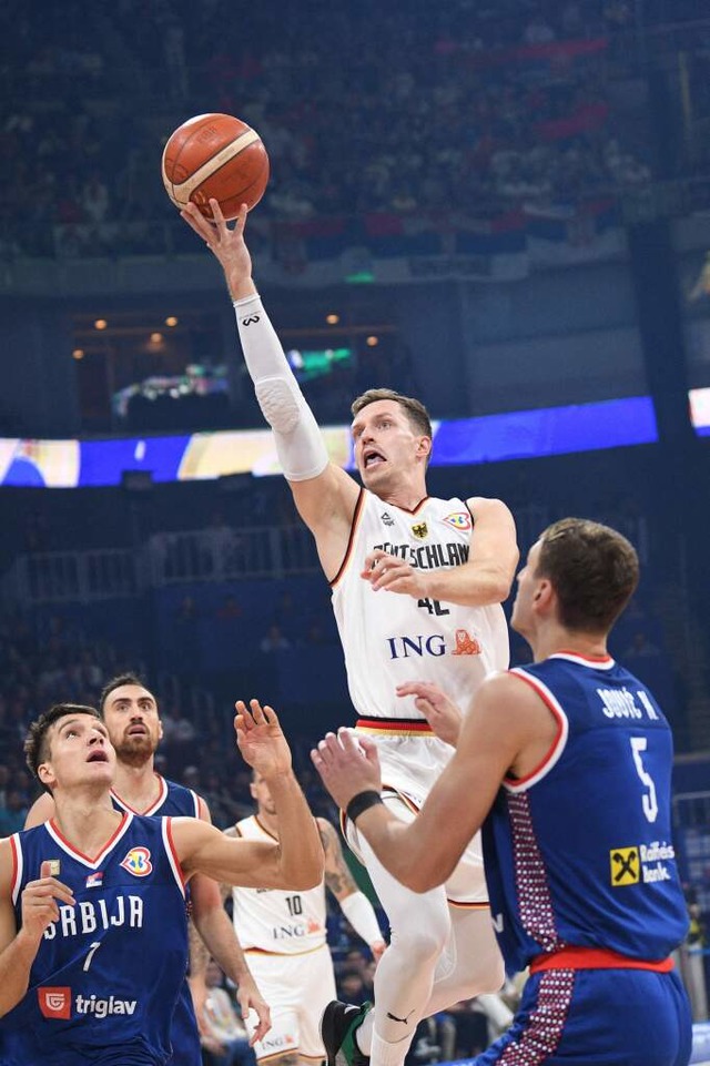 Fast ein bisschen surreal: Deutschland ist Basketball-Weltmeister.  | Foto: TED ALJIBE (AFP)