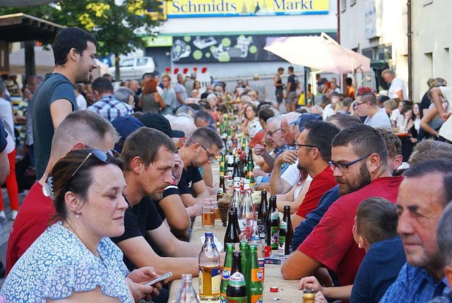 Gut besetzt war die wohl lngste Tafel...nwald beim Rickenbacher Hrdpfelfest.  | Foto: Werner Probst