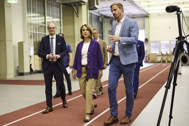 Ministerin Petra Olschowski wird von P...ks: Hochschulrektor Stephan Trahasch.   | Foto: Jordis Damrath Hochschule Offenburg