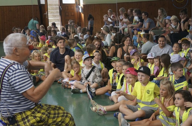 ber 50 Kinder zwischen vier und siebe...von Kakerlaki-Clown Beppo begeistern.   | Foto: Reinhard Herbrig