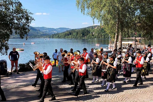 Zur Erffnung marschiert und musiziert...n Titisee-Jostal an der  Seepromenade.  | Foto: Hans-Jochen Kpper