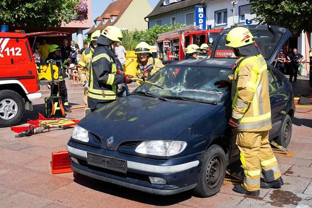 Einen Einblick in die technische Rettu...sdienst bei einem simulierten Einsatz.  | Foto: Volker Mnch