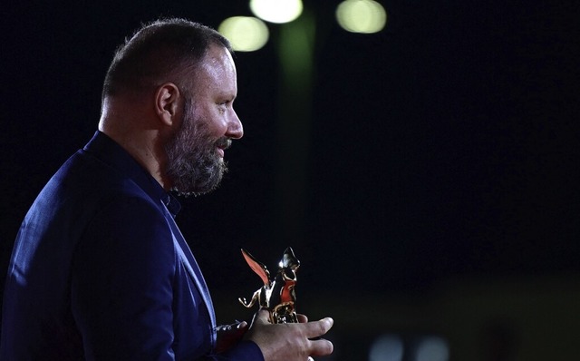 Festivalgewinner Yorgos Lanthimos mit seinem Goldenen Lwen  | Foto: TIZIANA FABI (AFP)