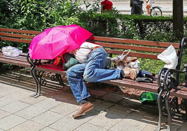 Ein Mann schlft auf einer Bank im Park.  | Foto: majorosl66