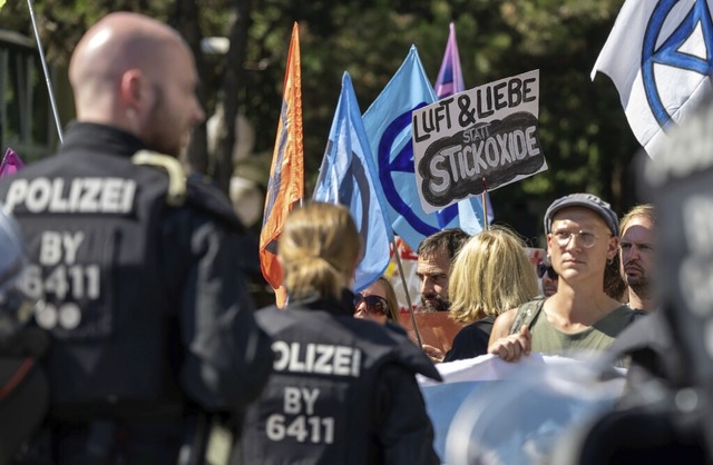 Der Protestzug gegen die Automesse IAA...am Sonntag blieb weitgehend friedlich.  | Foto: Stefan Puchner (dpa)