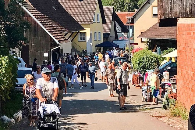 Der Dorfflohmarkt in Mauchen lockte vi... auch aus der Schweiz oder Frankreich.  | Foto: Jutta Schtz