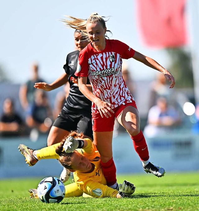 Judith Steinert (in Rot) auf dem Weg zum 1:0 fr die SC-Frauen  | Foto: Achim Keller