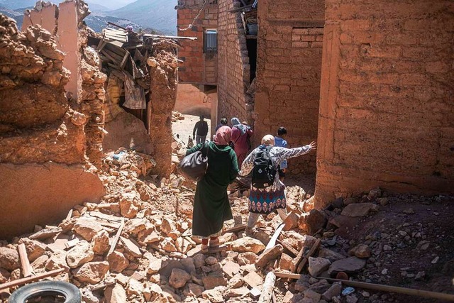 Menschen vor ihren zerstrten Husern ... des Epizentrums im Dorf Moulay Brahim  | Foto: Mosa'ab Elshamy (dpa)