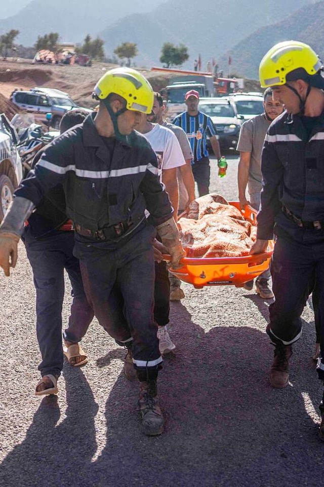 Helfer im Dorf Ouargane bei Marrakesch  | Foto: Mosa'ab Elshamy (dpa)