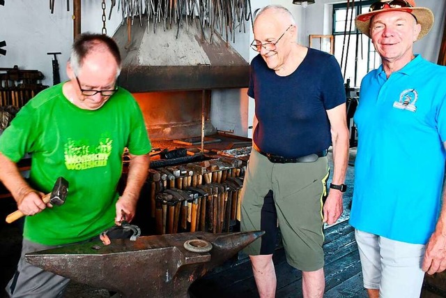 Tatkrftig bei der Arbeit (von links):...zende der Schmiedezunft, Markus Dreyer  | Foto: Heinz und Monika Vollmar