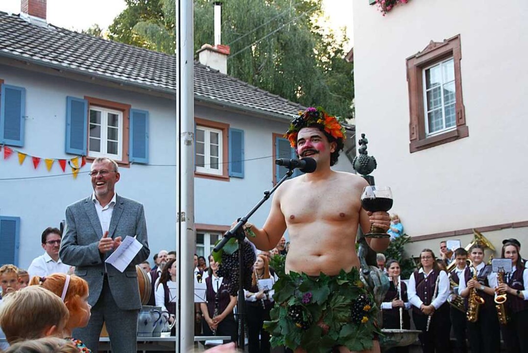 Lorenz Gehring eröffnete am Freitag wi...ips, links Bürgermeister Harald Lotis.  | Foto: Christiane Franz
