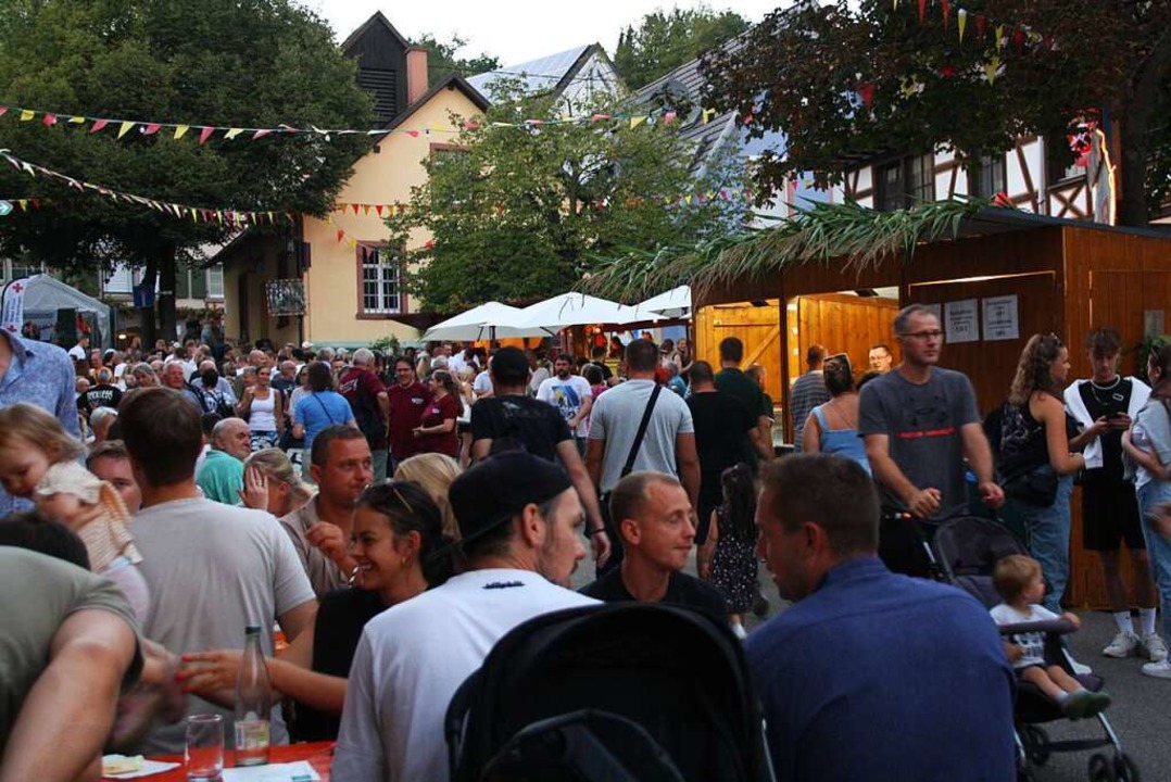 Auf den Straßen war einiges los beim Hoselipsfest in Bahlingen.  | Foto: Christiane Franz