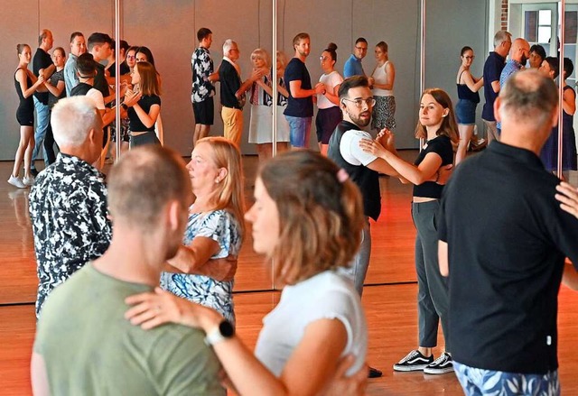 Verschiedene Angebote luden zu ersten ...Linedance oder wie hier im Salsa ein.   | Foto: Michael Bamberger