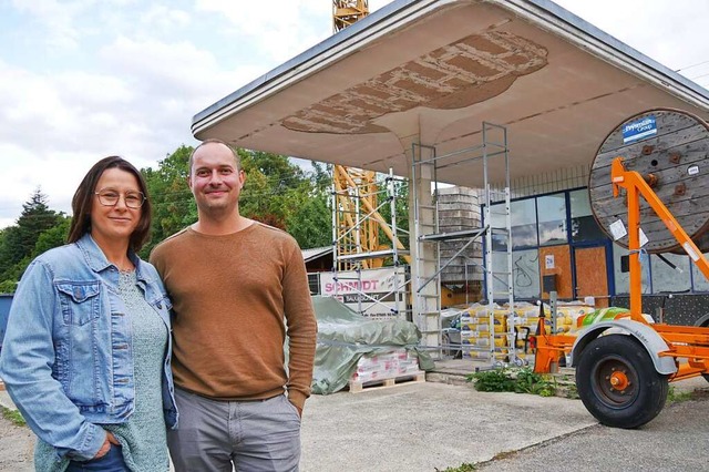 Katja Altmann und Marcus Ehrhardt sind...d sanieren eine 50er-Jahre-Tankstelle.  | Foto: Fabian Klask