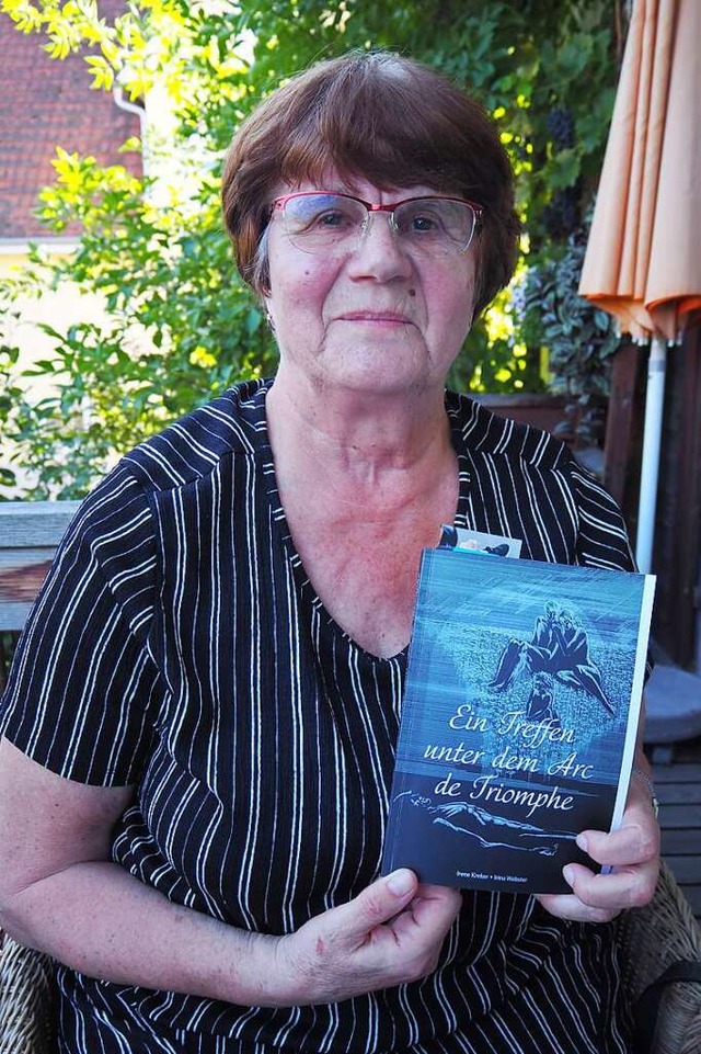 Irene Kreker mit ihrem Buch  | Foto: Annika Sindlinger