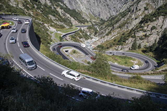 Straenverkehr zieht durch die Schlle...rae zwischen Gschenen und Andermatt.  | Foto: Urs Flueeler (dpa)