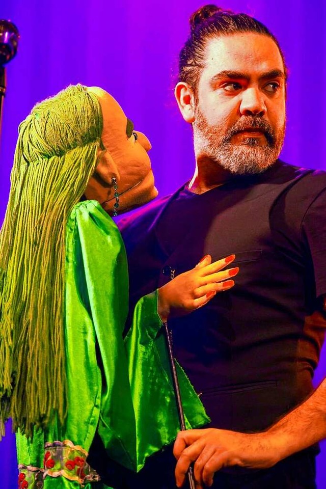 Puppenspieler Francisco Obregon kommt mit der dramatischen Sophia auf die Bhne.  | Foto: mack event
