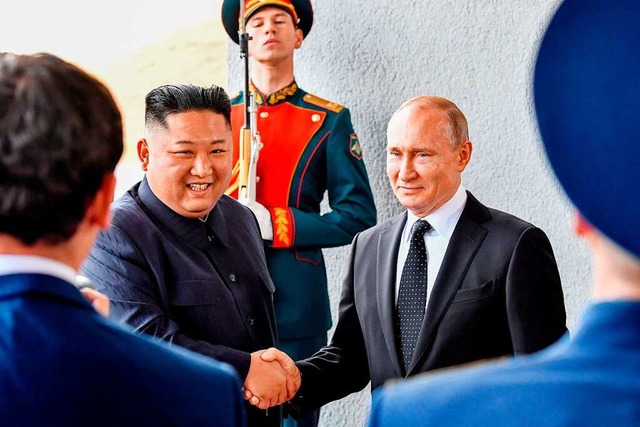 Putin, Kim Jong Un vor vier Jahren.  | Foto: YURI KADOBNOV (AFP)