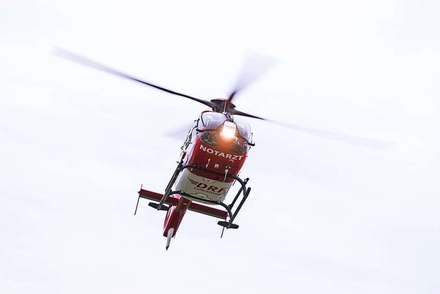 Der Hubschrauber flog den Verletzten in eine Basler Klinik.  | Foto: Marijan Murat (dpa)