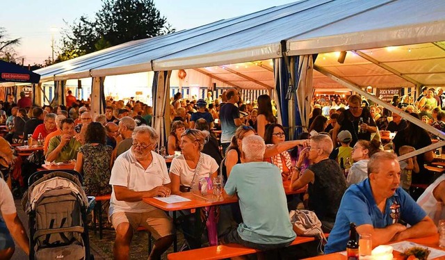 Vor und im Festzelt konnten die Besuch...zen. Es gab ein breites Essensangebot.  | Foto: Wolfgang Knstle