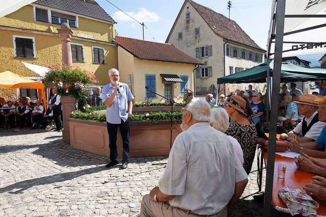 Die neue Gestaltung des Platzes lobte Pfarrer Ralf Otterbach, und nicht nur er.  | Foto: Volker Mnch