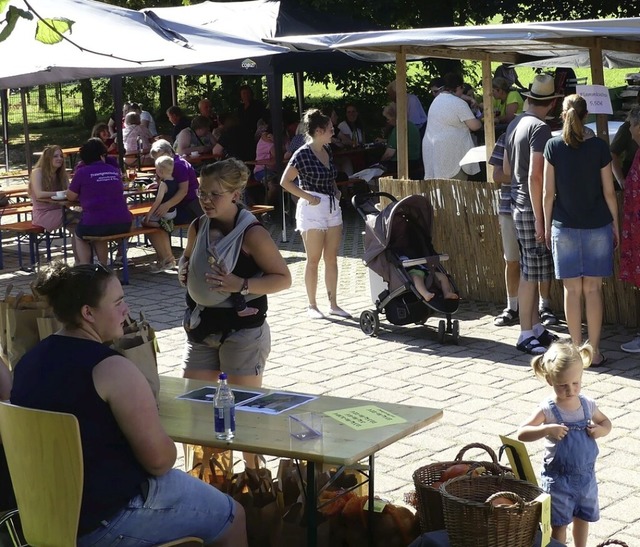 Groe Sonnenschirme, hochwertige Waren...Besucher zum  Strittmatter Dorfmarkt.   | Foto: Sigrid Schneider