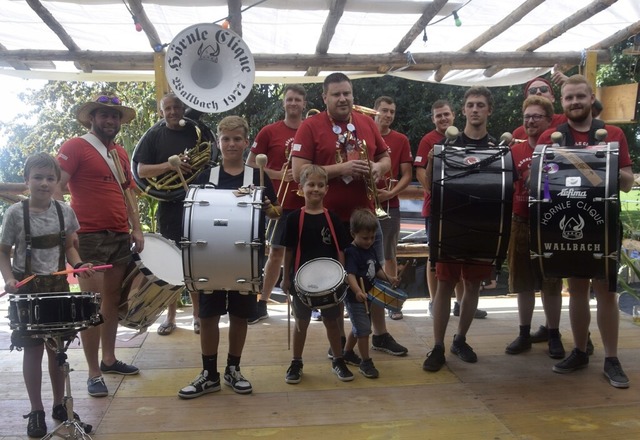 Die Hrnle Clique aus Wallbach sorgte beim Kuhstall-Fscht fr Stimmung.  | Foto:  Alexander Jaser