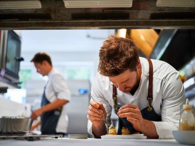 Zwei Michelin-Sterne in zwei Jahren: P...rechts) bei der Arbeit in seiner Kche  | Foto: Mhle Schluchsee