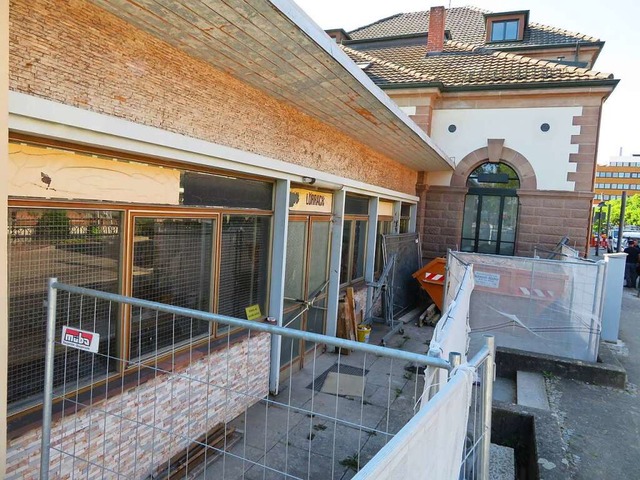 Blick ber den Bauzaun: Der Anbau an d... Gastraum der neuen Pizzeria erffnet.  | Foto: Peter Gerigk