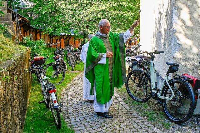 Dekan Johannes Mette  segnet die Fahrrder der Teilnehmer.  | Foto: Endrik Baublies