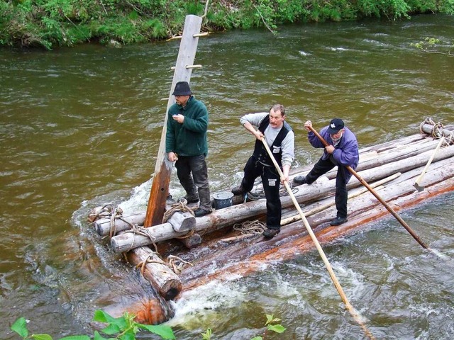 2010 wurde eine historische Flofahrt nachgestellt.  | Foto: Friedbert Zapf